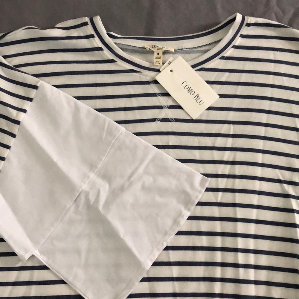 New w tags Como Blu lightweight spring or summer top with neat sleeve detail!